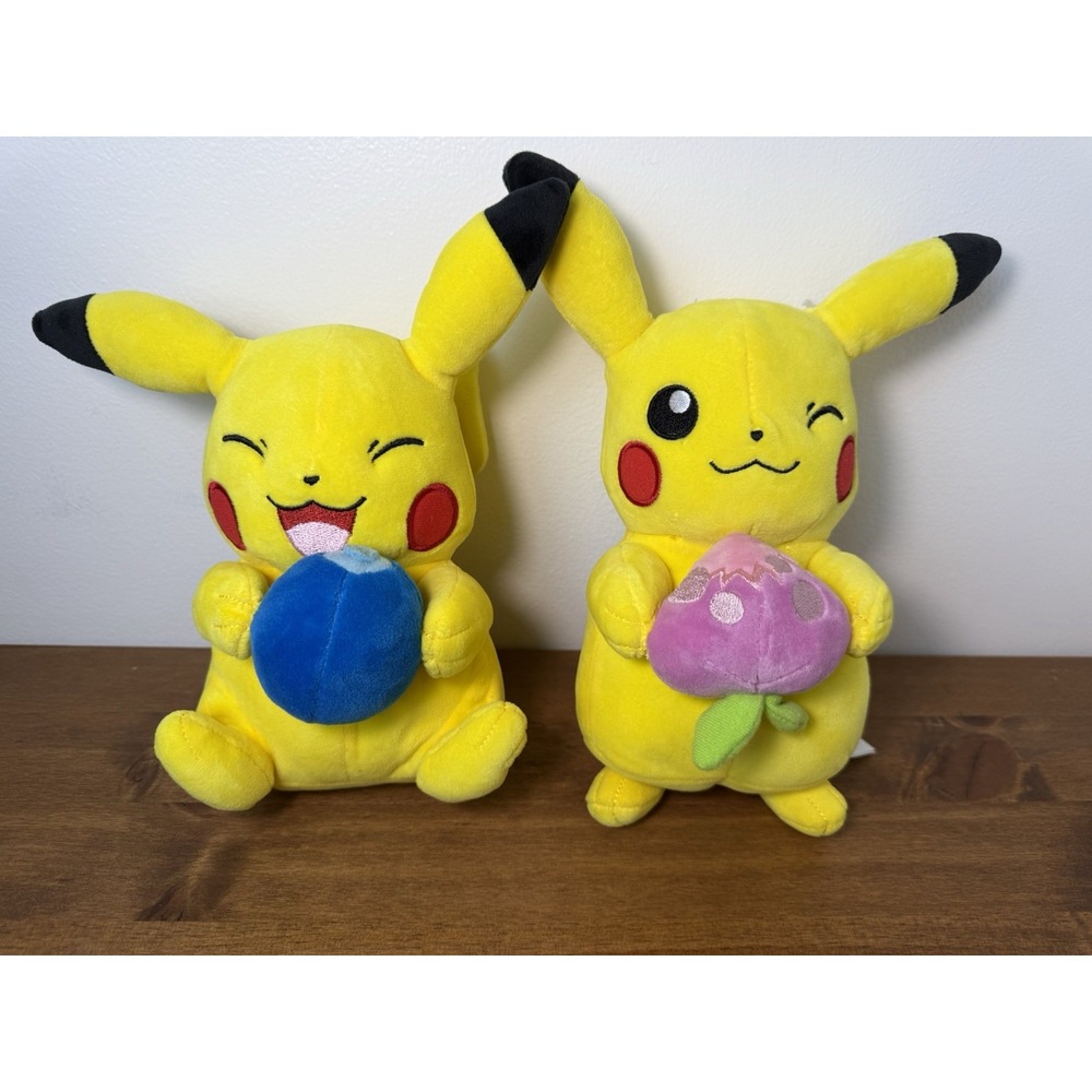 Set Pokemon Pikachu 8" Plush 2022 Oran Berry & Pecha Berry Nintendo Handle Tail